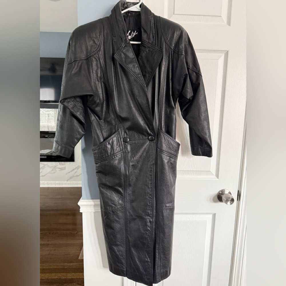 Vintage 80s Black Leather Jacket with Oversized Fit and Wide Collar